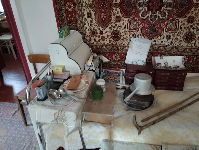 17.	Комната Екатерины Дубро. Кровать, на которой проходила ежедневная жизнь автора с ее бытовыми заботами. Все должно было быть под рукой – стол, посуда, продукты, плитка для приготовления пищи и т.п.